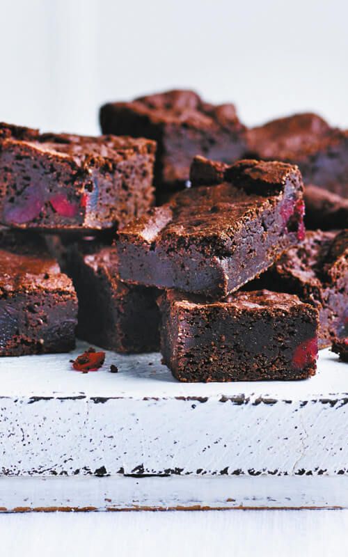 Veganski rjavčki s kandiranimi češnjami in mandlji