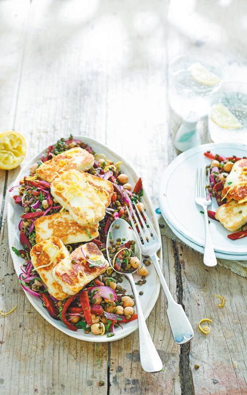 Sir na žaru v solati z limonasto lečo, čičerko in peso