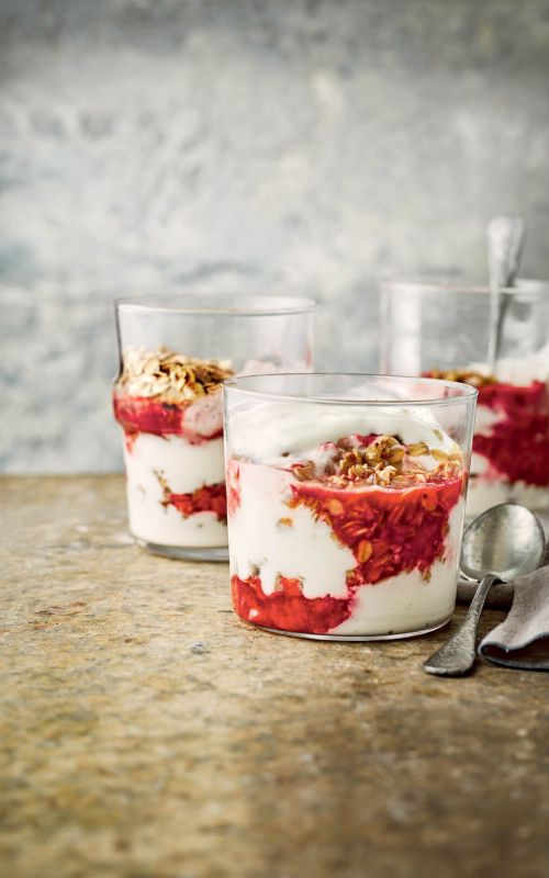 Jogurtovi kozarčki z ovsenim drobljencem in malinami