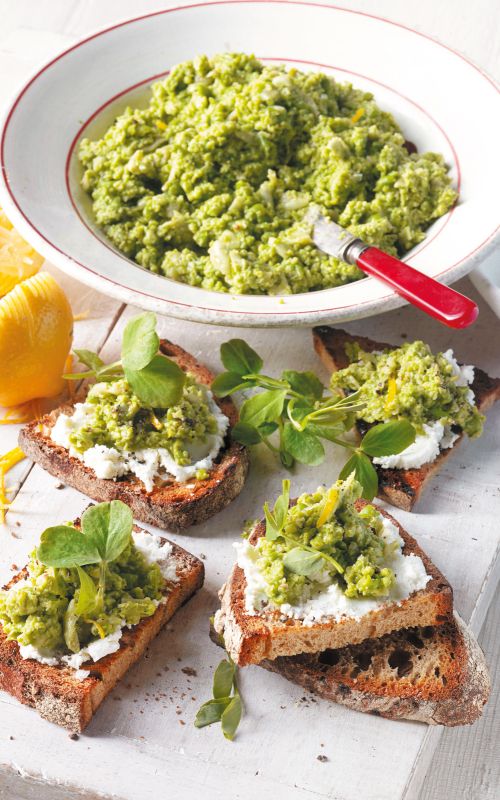 Pire iz boba in graha s kozjim sirom in kruhom z drožmi