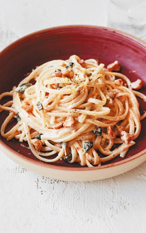 špageti z lešniki in origanom