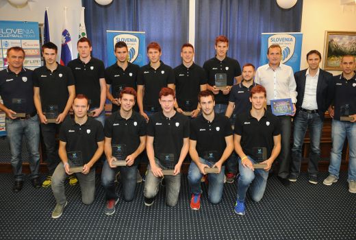 mladinci odbojka sprejem