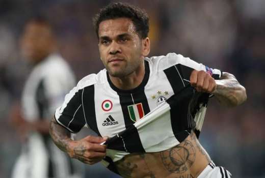 dani-alves-juventus-monaco-champions-league_5roxxw8jpu9p19gg0nfygkcs0