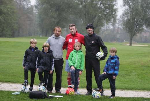 Nastja Čeh, Matej Mavrič Rožič in Albert Riera na igri footgolfa v družbi bodočih footgolfistov