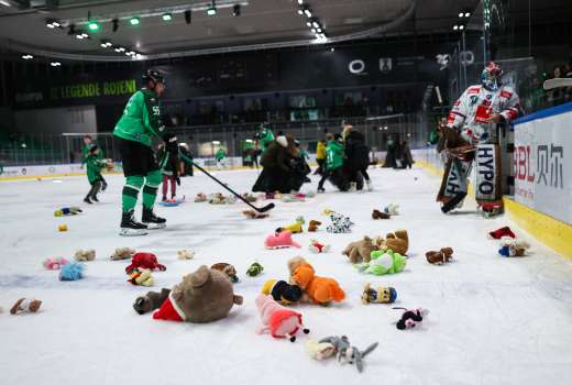 HK Olimpija teddy bear toss