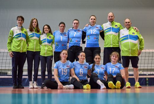 slovenke odbojka sede.jpg