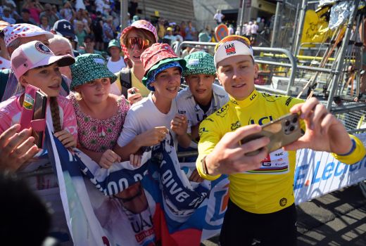 pogacar selfi.jpg