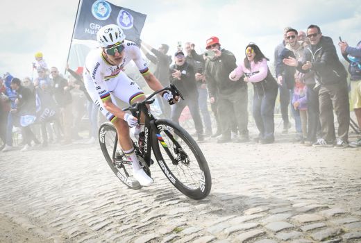 tadej pogacar poaris roubaix 2026.jpg