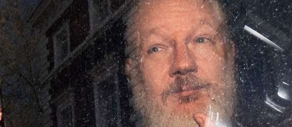 Assange v boju proti izročitvi vložil pritožbo na višje sodišče