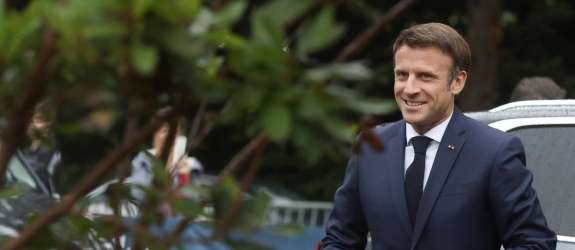 Macron neomajen: Sporna pokojninska reforma bo "nadaljevala demokratično pot"
