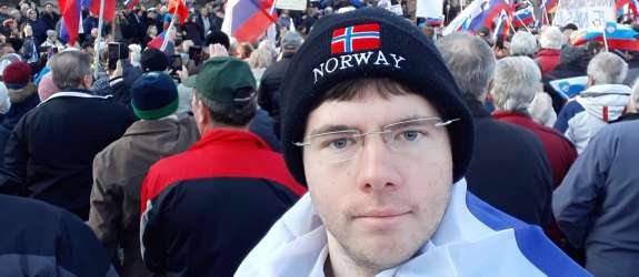Provokacija: častilec terorista Breivika Klemen Traven z norveško kapo na shodu upokojencev