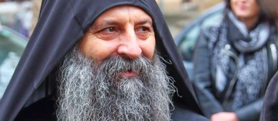 Srbskega patriarha Porfirija ne spustijo na Kosovo