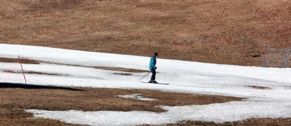 Poglejte to žalost iz Kranjske Gore: zaplate snega na rjavi travi, smučišče pa je danes zaprto (FOTO)