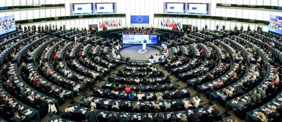 Kdo si bo priboril 7853,89 evra mesečne plače: boj za stolčke evropskih poslancev