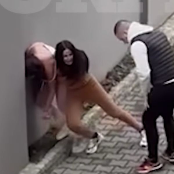 Indira je potisnila ob zid sestro Edito