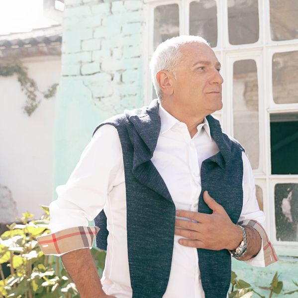 Priljubljeni balkanski glasbenik Željko Samardžić ta vikend prihaja v Ljubljano, kjer bo na kocertu zapel vse svoje uspešnice.