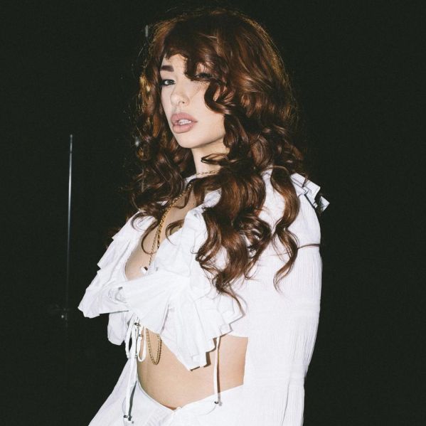 Povedala je, da je živela z mamo, od katere se je veliko naučila.