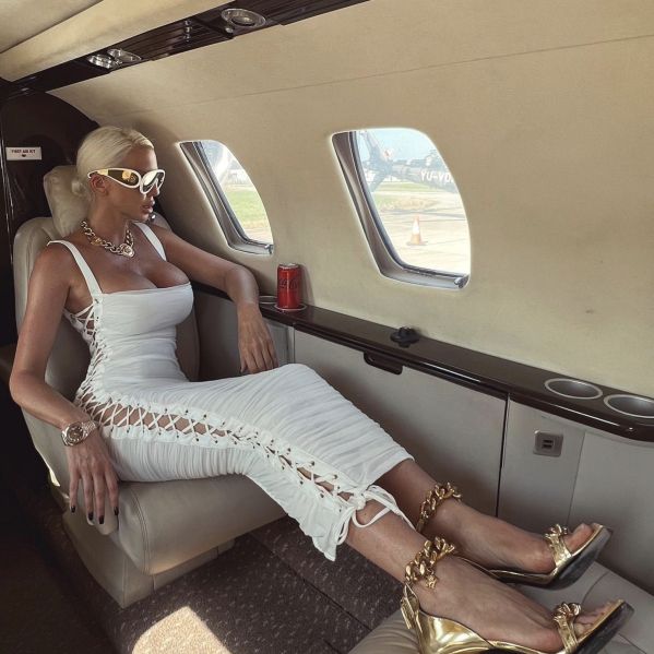 Med potovanji je vedno seksi in privlačna!