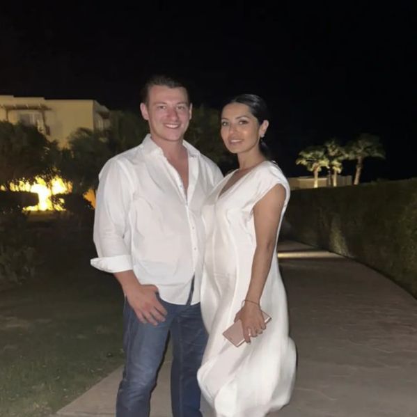 Muki že leta živi in dela v ZDA in ne želi imeti zakona na daljavo, medtem ko Tanja razmišlja o morebitnem koncu svoje kariere.