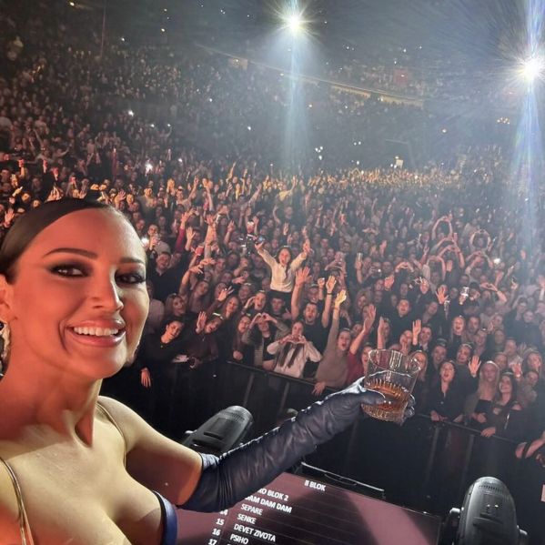 ... in potem je nazdravila s svojimi oboževalci