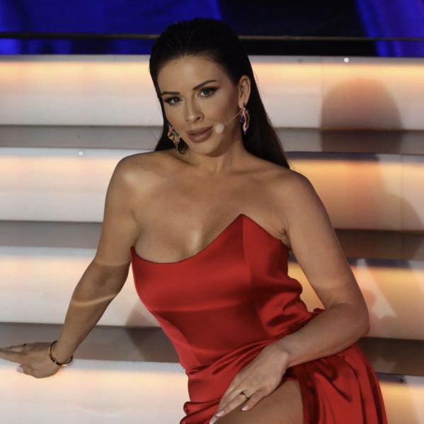 Lepotica kar zadrhti, ko sliši Darkovo glasbo.