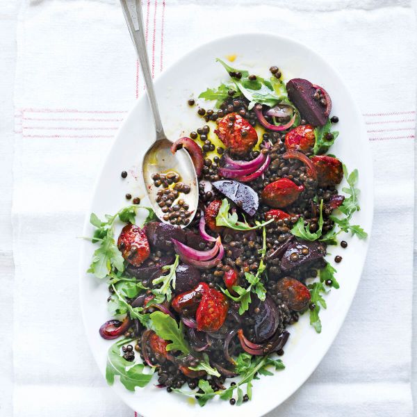 Solata z lečo, rdečo peso in klobaso