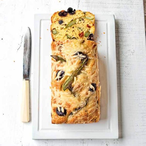 Štruca s šparglji, olivami in posušenimi paradižniki