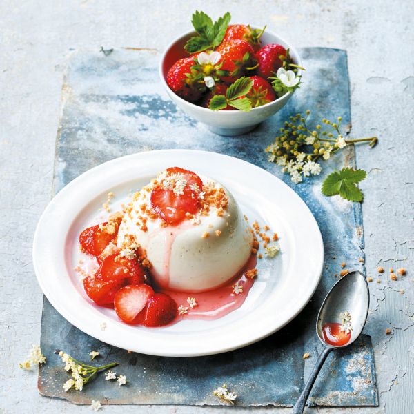 Bezgova panakota z jagodami in maslenim drobljencem