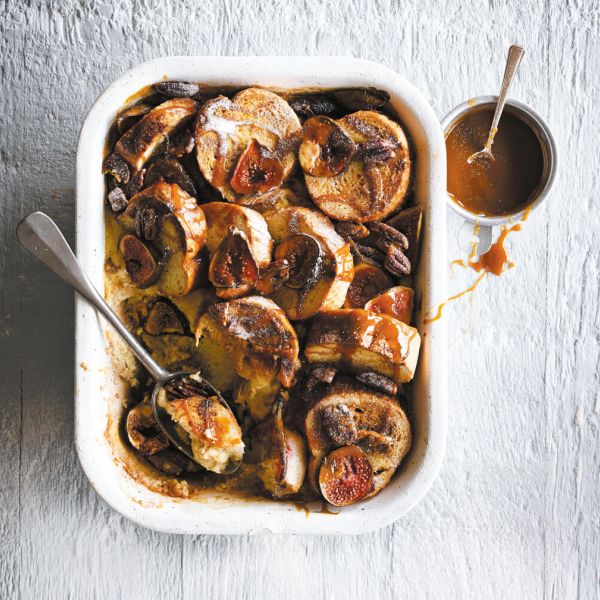 Karameliziran kruhov narastek s figami