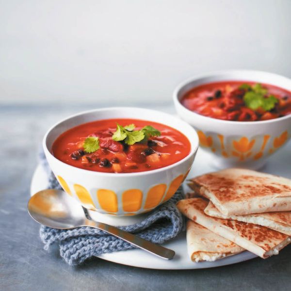 mehiska fizolova juha in hrustljave tortilje s feto