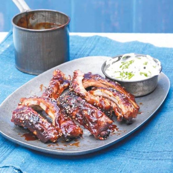 lepljiva svinjska rebrca na zaru