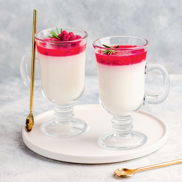 Panakota z rožmarinom in malinovim prelivom