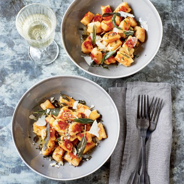 Kolerabni njoki z žajbljem