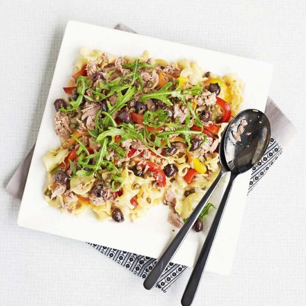 Testeninska solata s pečeno papriko in tunino