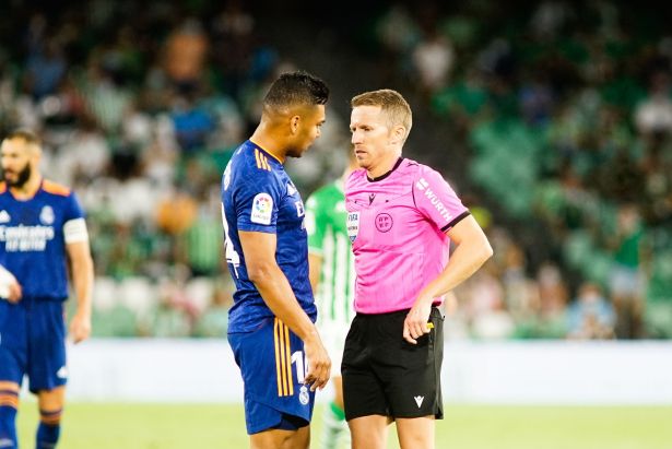 Ekipa24.si - KAJ POČNEŠ, Casemiro?! Brazilec BREZ USMILJENJA podrl tudi SODNIKA! (video) - Vimarsana News