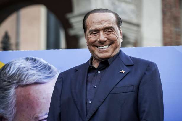 Incroyable!  Le controversé Berlusconi a promis à ses joueurs un « bus de prostituées » si…