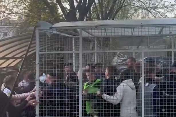 Chaos après le match !  Des footballeurs du Partizan sont entrés en collision avec des agents de sécurité de l’équipe adverse, les images sont choquantes !  (vidéo)