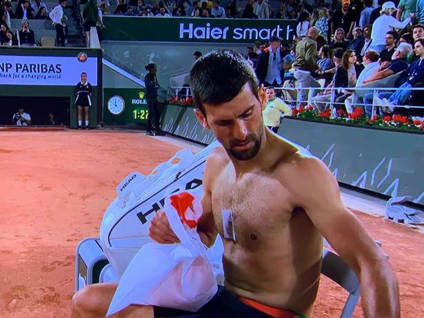 Qu’est-ce que Djokovic a sur la poitrine ?!  Quand Novak a enlevé sa chemise, il a choqué ses fans (vidéo)