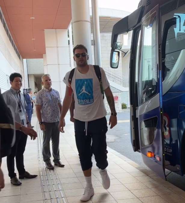 Luka Dončić et la bande sont déjà à Okinawa !  Voyez ce qui les attendait à leur arrivée sur les lieux du travail de groupe !  (vidéo)