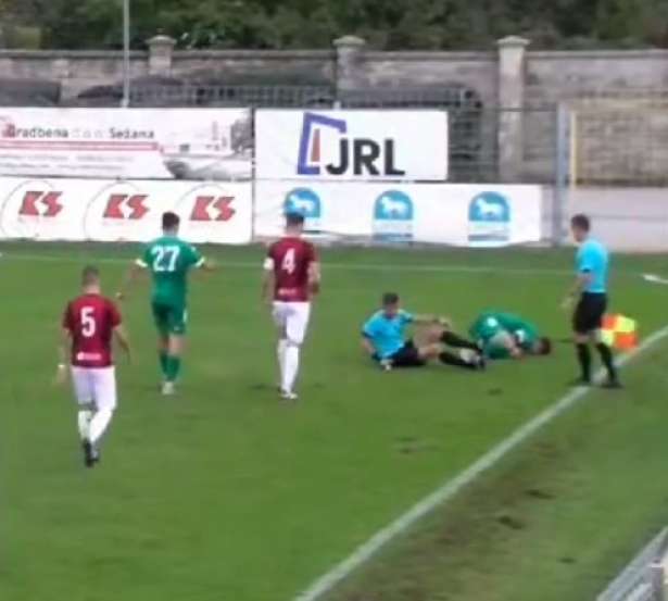 Bizarre : dans le championnat slovène, l’arbitre a blessé un footballeur qui se tordait de douleur, la vidéo révèle tout !  (vidéo)