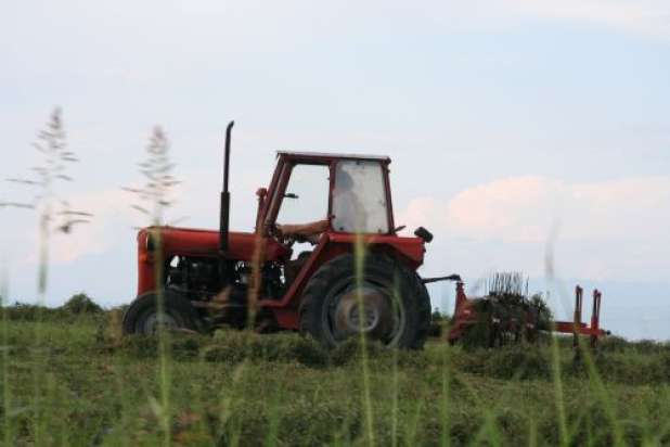 Pijan vozil neregistriran traktor in se prevrnil