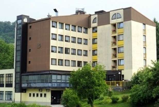 Dva stanovalca se zdravita v UKC Maribor