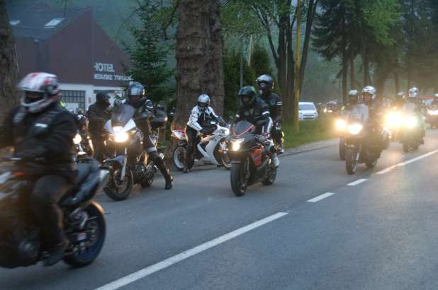 Na budnici okoli 800 motoristov