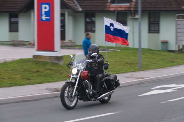 Na budnici okoli 800 motoristov