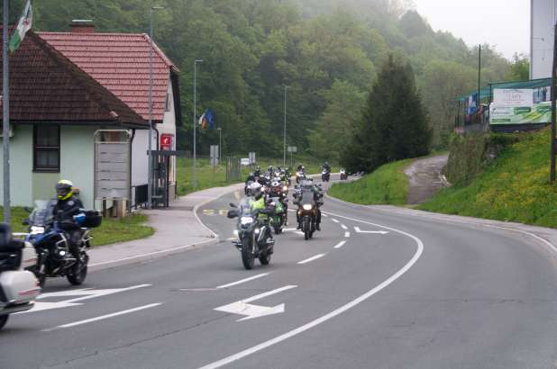 Na budnici okoli 800 motoristov