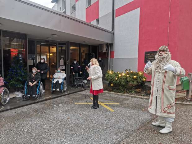 Dedek Mraz obiskal stanovalce v DUFS in Splošno bolnišnico Trbovlje