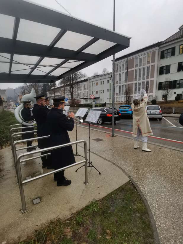 Dedek Mraz obiskal stanovalce v DUFS in Splošno bolnišnico Trbovlje