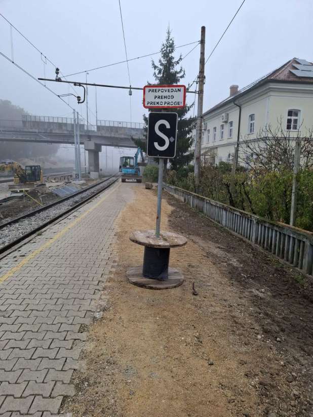 Omejen dostop do perona na železniški postaji Litija