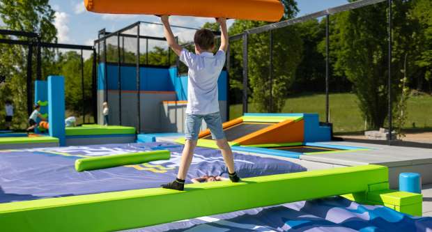 Flypark -Trampolin Dolenj'c: Največji trampolin park na prostem v Sloveniji