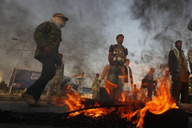 2013-01-16T140555Z_549142683_GM1E91G1PAJ01_RTRMADP_3_PAKISTAN-CLERIC-PROTESTS.JPG